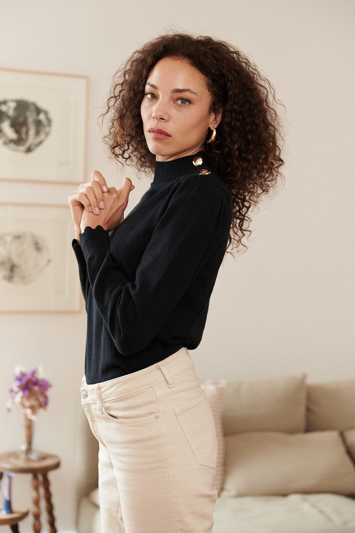 NOIR ÉLÉGANT - PULL MANCHES BALLON ET BOUTONS DORÉS