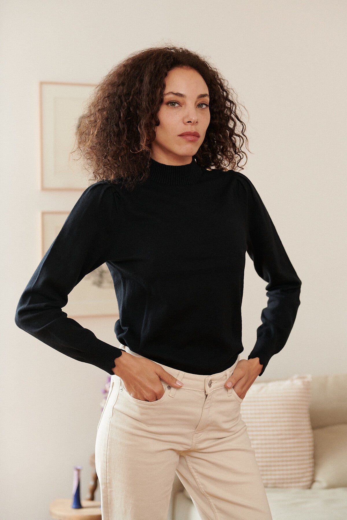 NOIR ÉLÉGANT  - PULL MANCHES BALLON ET BOUTONS DORÉS