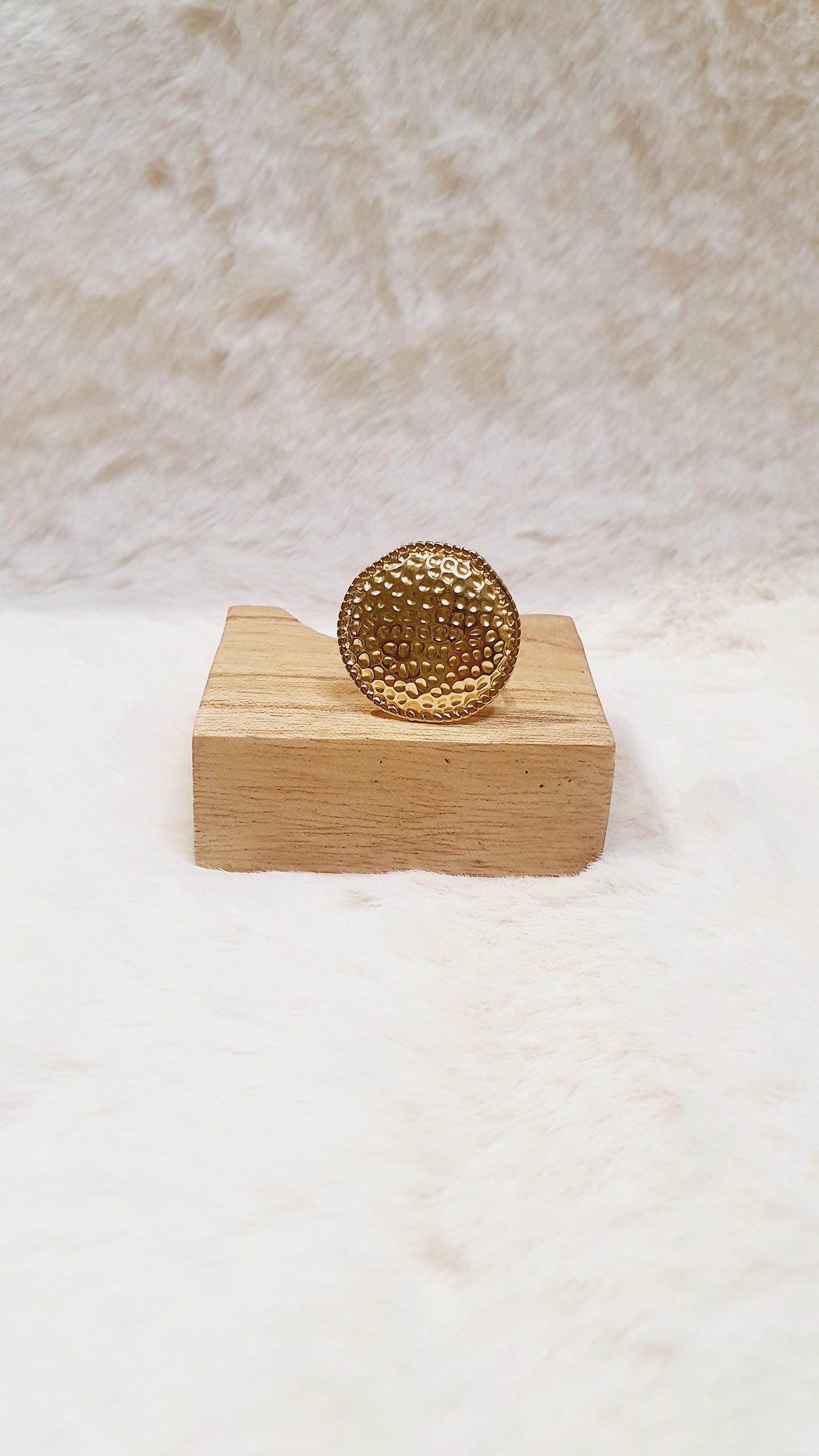 BAGUE RONDE TEXTURÉE ÉLÉGANCE INTEMPORELLE