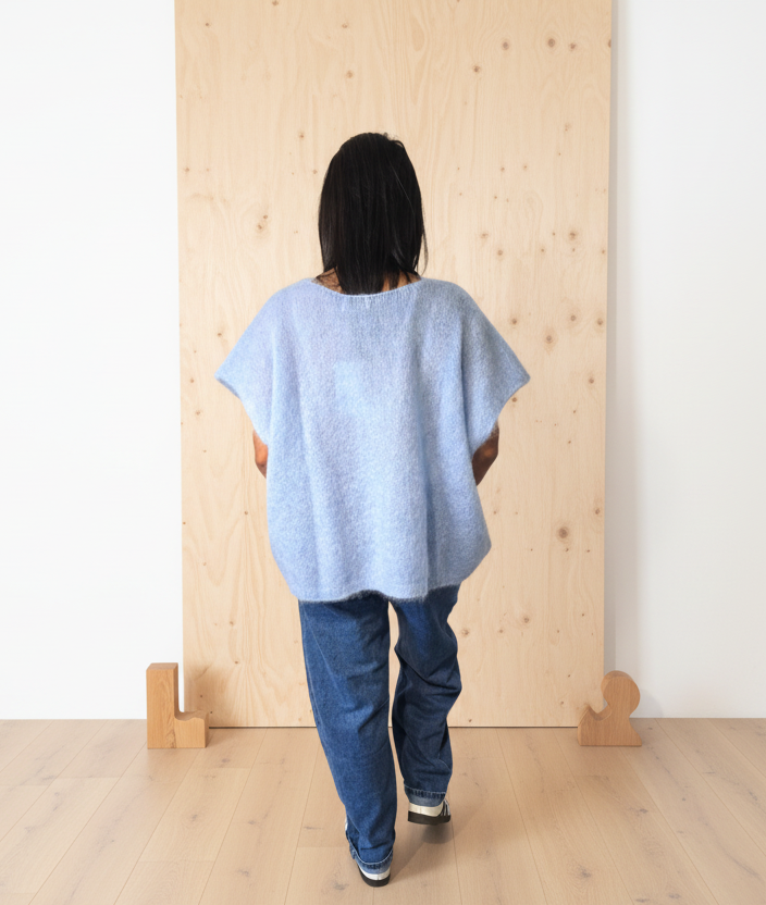 PULL SANS MANCHES EN KID MOHAIR - BOUTONS BIJOUX- BLEU CIEL