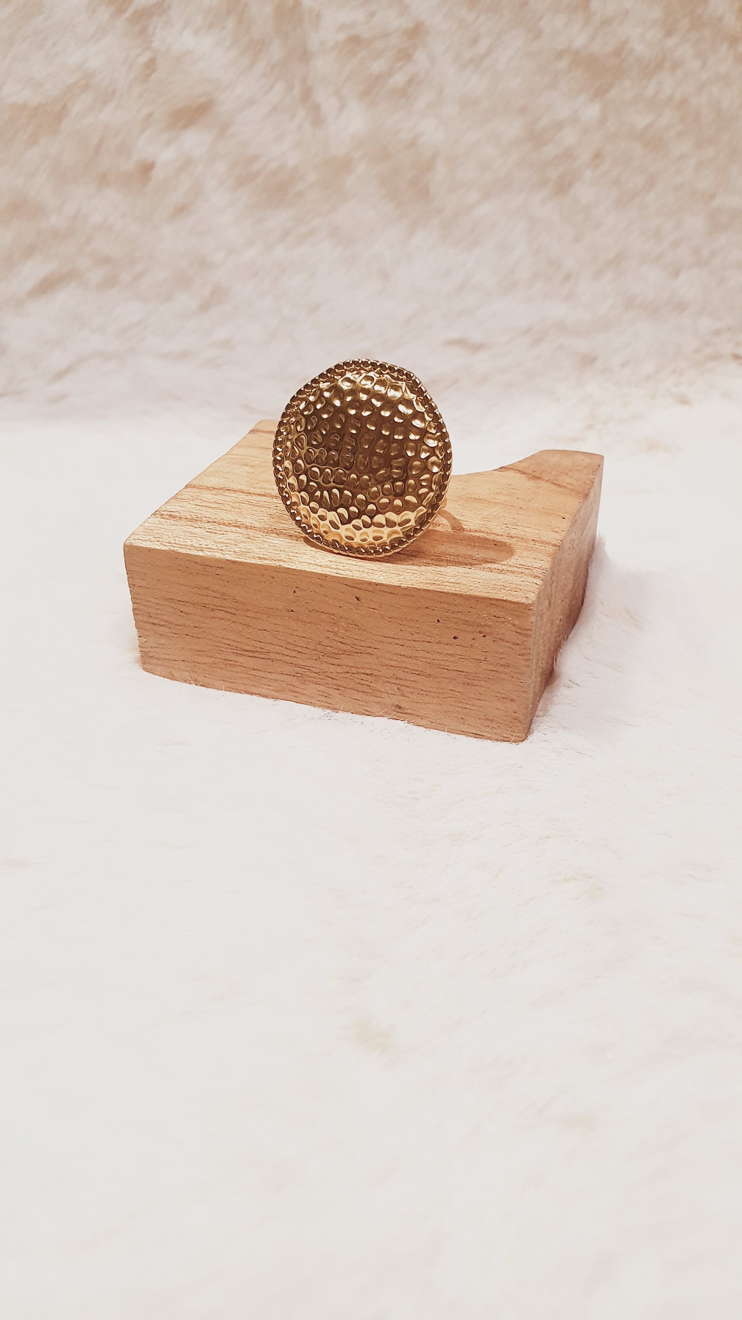 BAGUE RONDE TEXTURÉE ÉLÉGANCE INTEMPORELLE