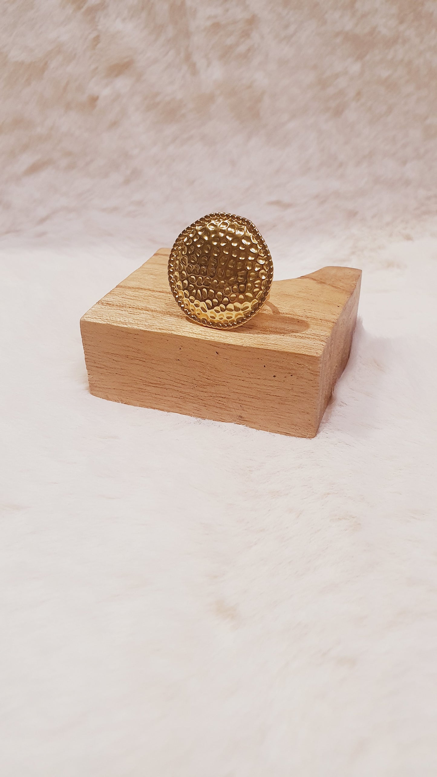 BAGUE RONDE TEXTURÉE ÉLÉGANCE INTEMPORELLE